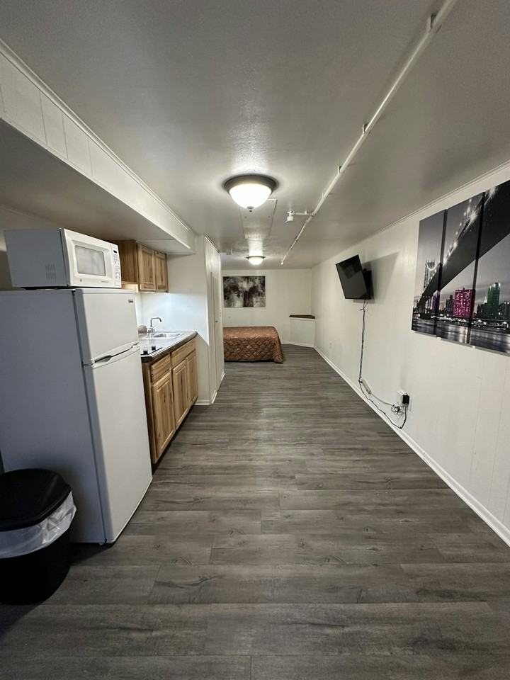 210 East North Street, Unit 10 - Photo 7 of 12