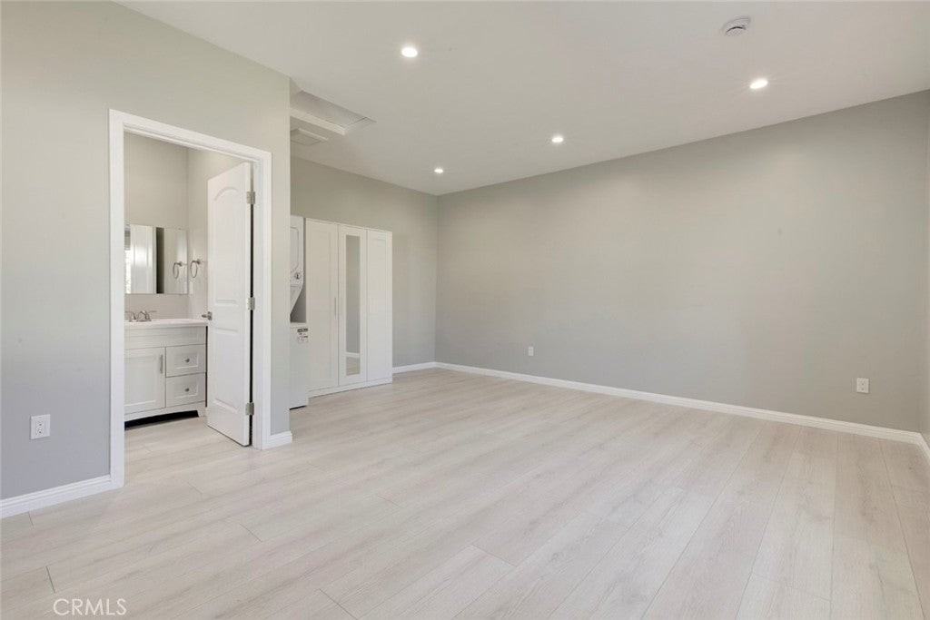 10933 Nassau Ave - Photo 3 of 14