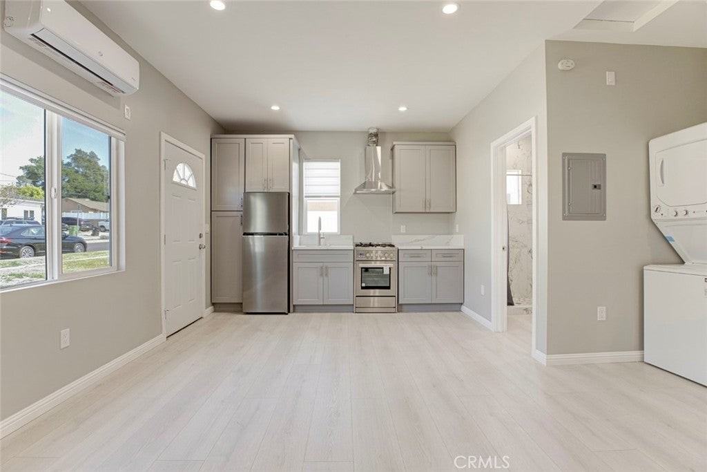 10933 Nassau Ave - Photo 4 of 14