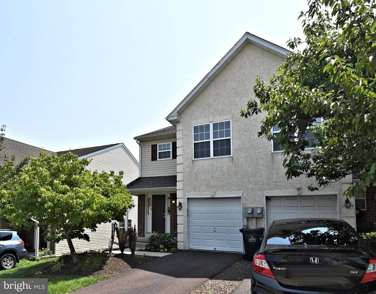 1028 Balley Dr - Photo 3 of 38