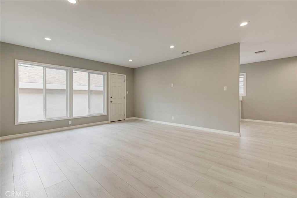 10935 Nassau Ave - Photo 3 of 28