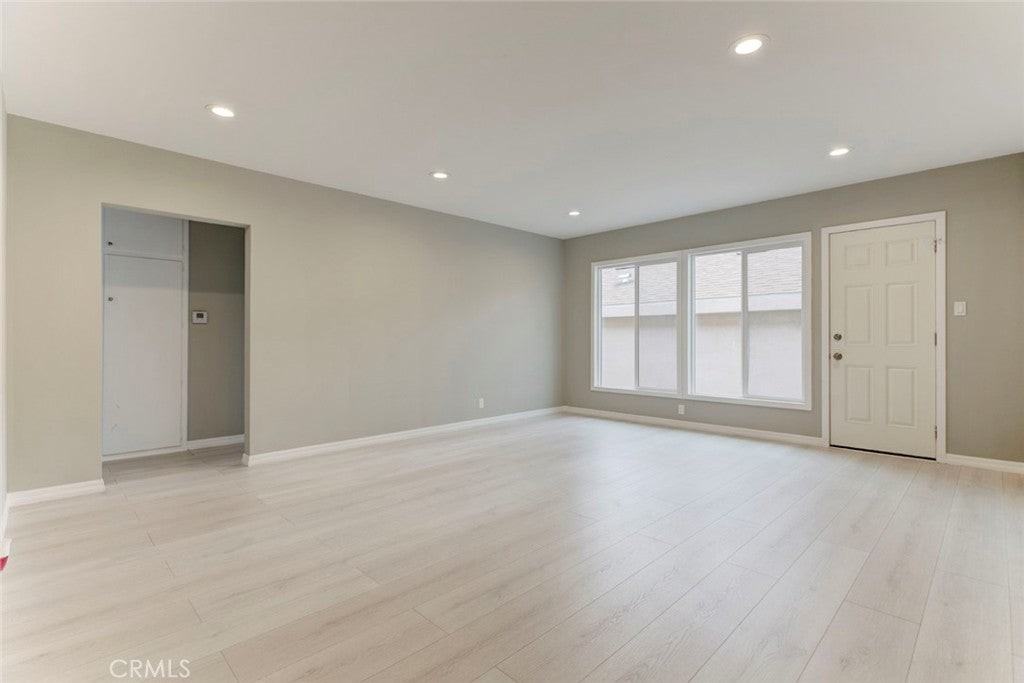 10935 Nassau Ave - Photo 4 of 28