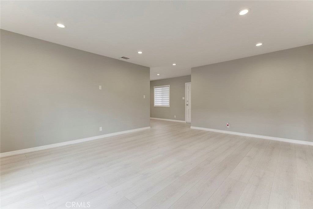 10935 Nassau Ave - Photo 5 of 28