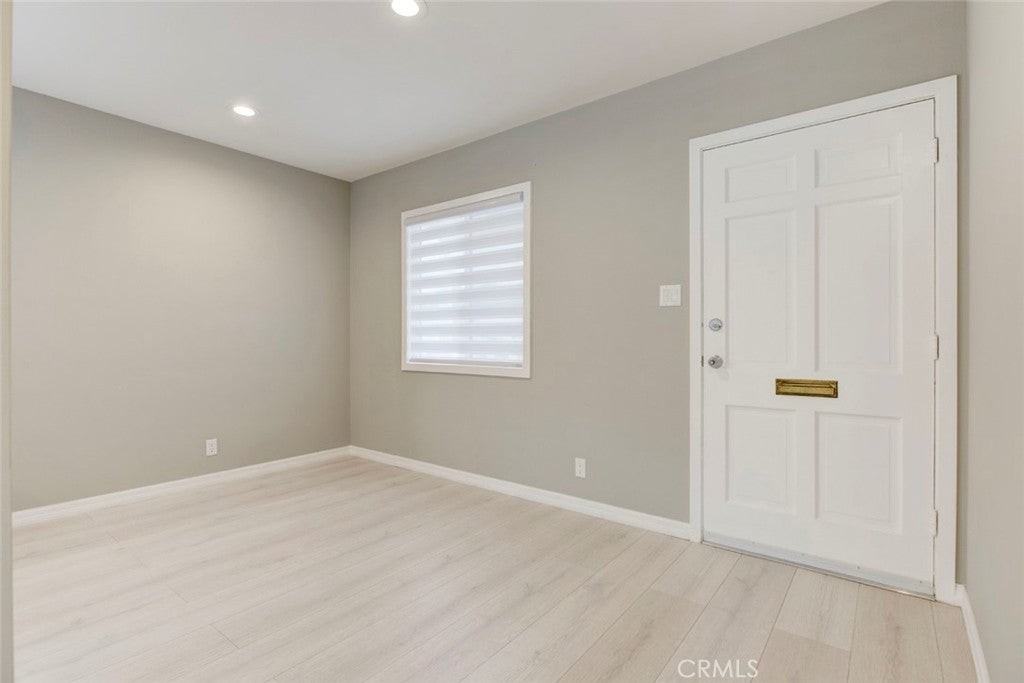 10935 Nassau Ave - Photo 6 of 28