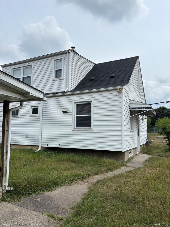750 Ingleside Ave - Photo 4 of 28