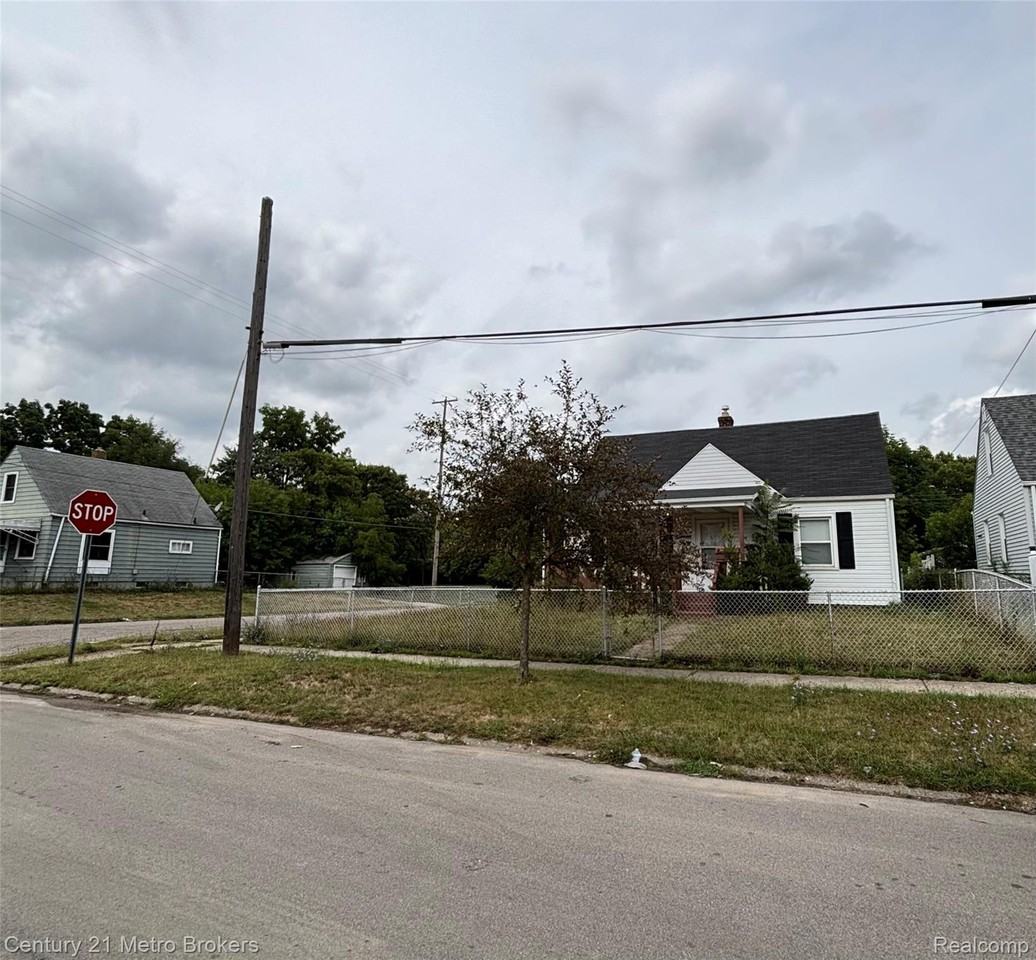 750 Ingleside Ave - Photo 5 of 28