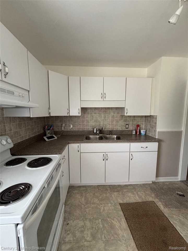750 Ingleside Ave - Photo 6 of 28
