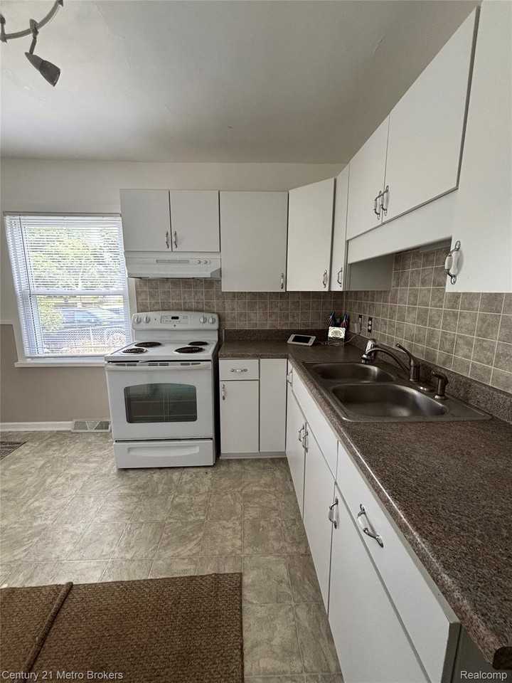 750 Ingleside Ave - Photo 7 of 28