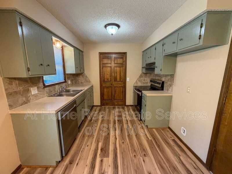 3261 W Highland St - Photo 4 of 14