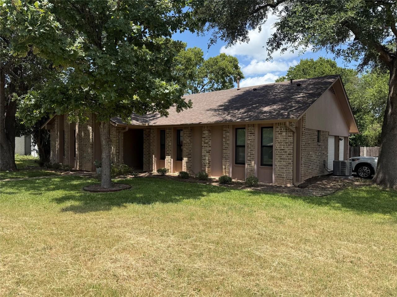 1010 Speer Ln - Photo 2 of 17