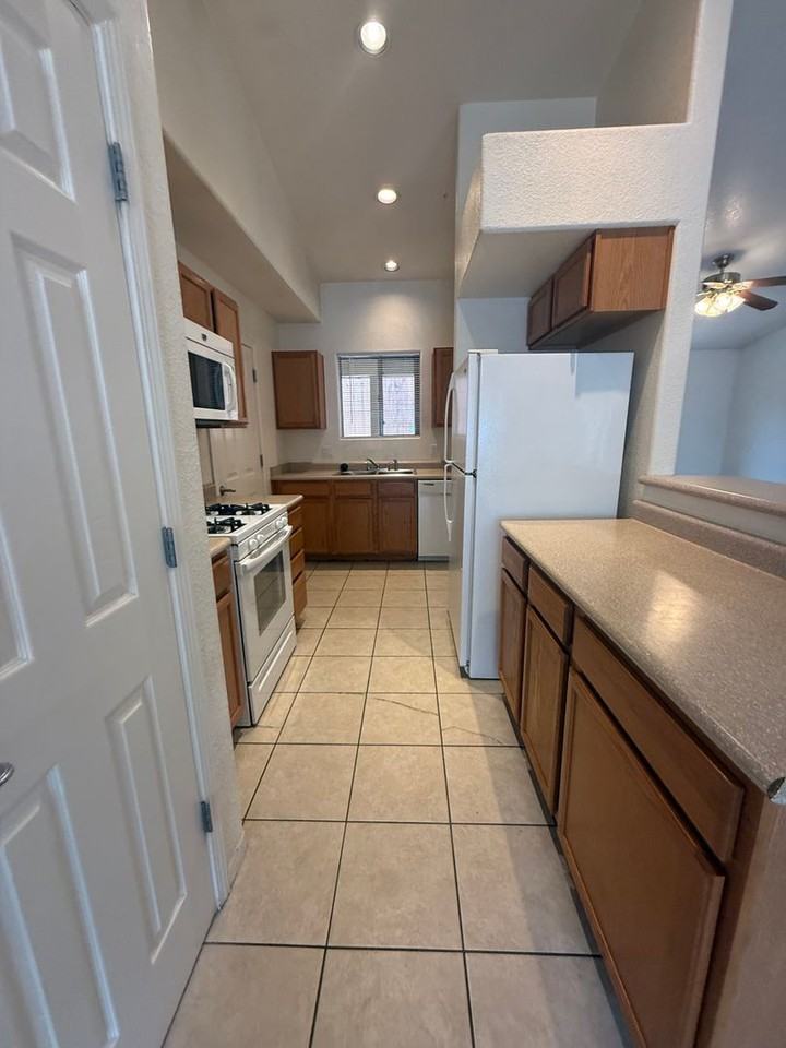 735 S 16th St - Photo 4 of 16