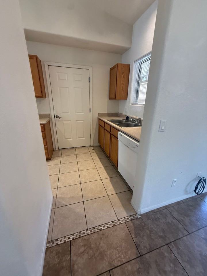 735 S 16th St - Photo 6 of 16