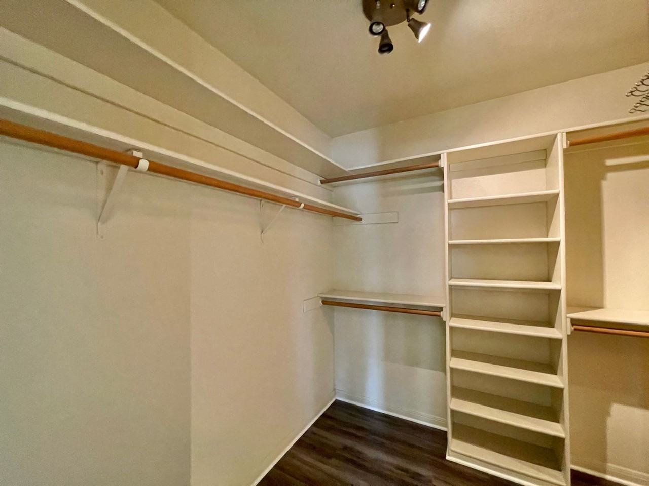 2404 Southport Dr - Photo 2 of 33