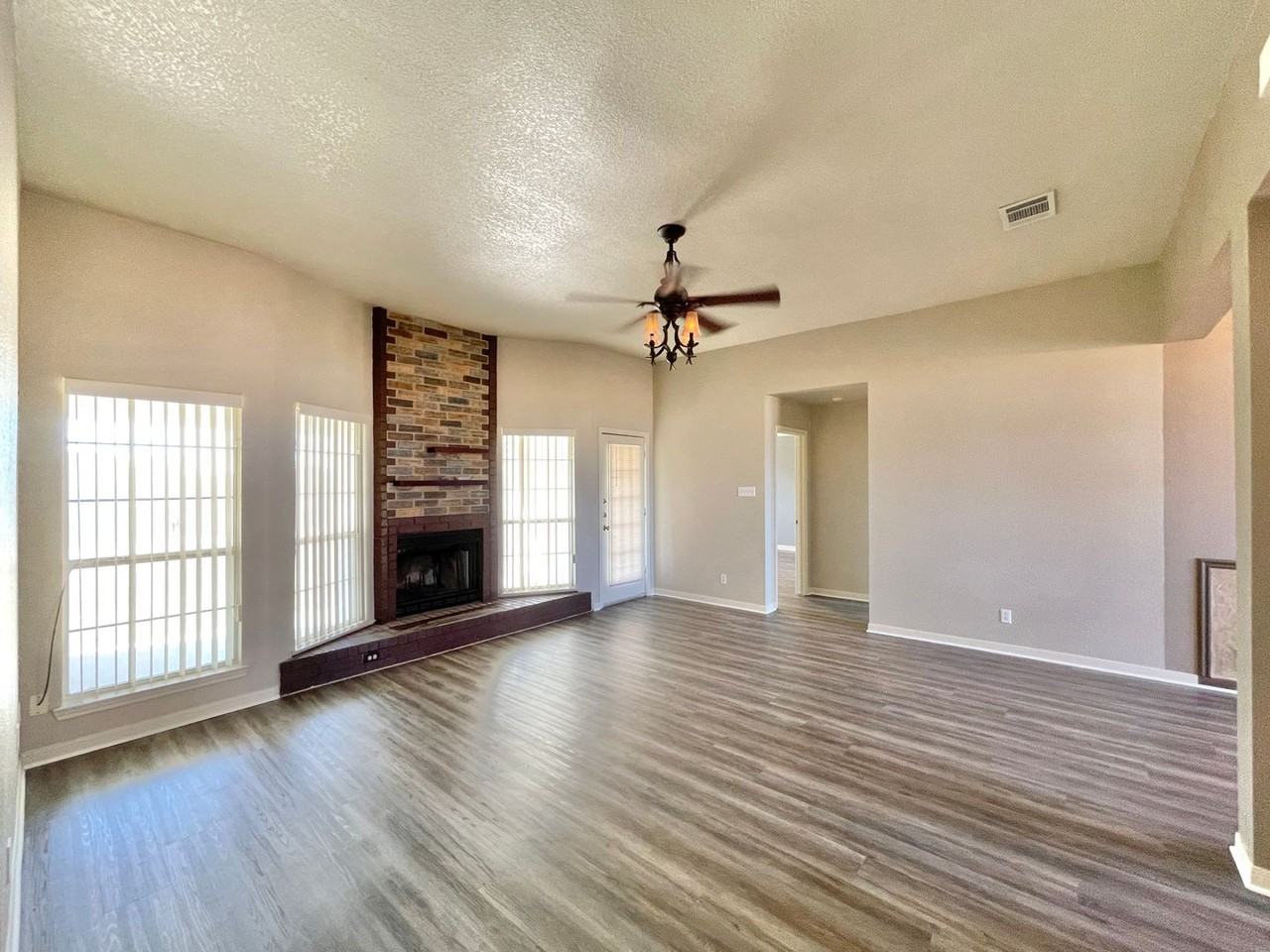 2404 Southport Dr - Photo 3 of 33