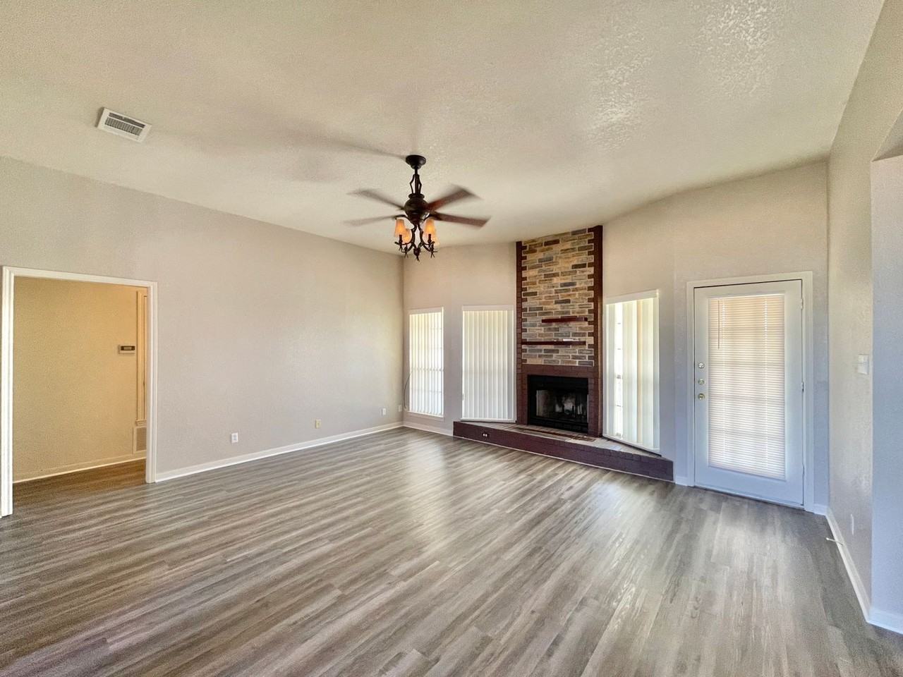 2404 Southport Dr - Photo 4 of 33