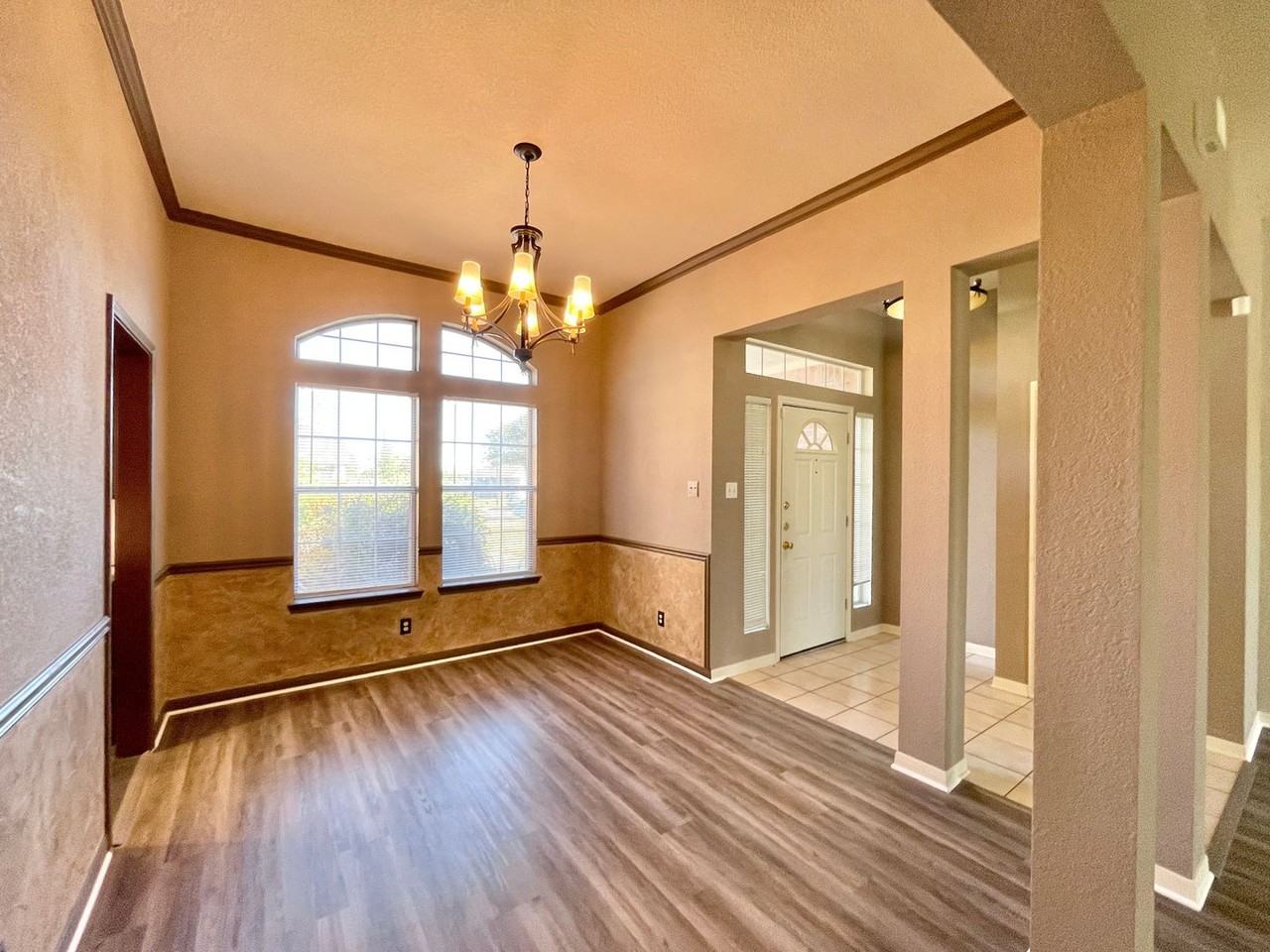 2404 Southport Dr - Photo 5 of 33