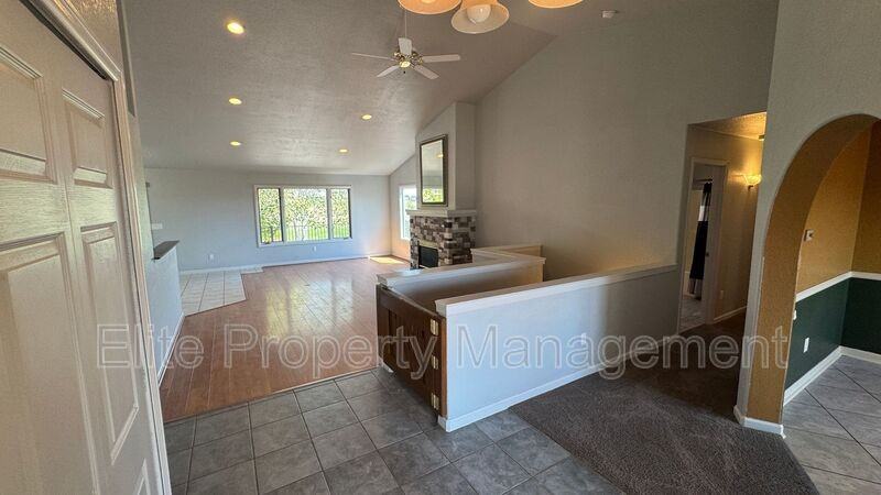 629 W Kenosha Dr - Photo 4 of 31