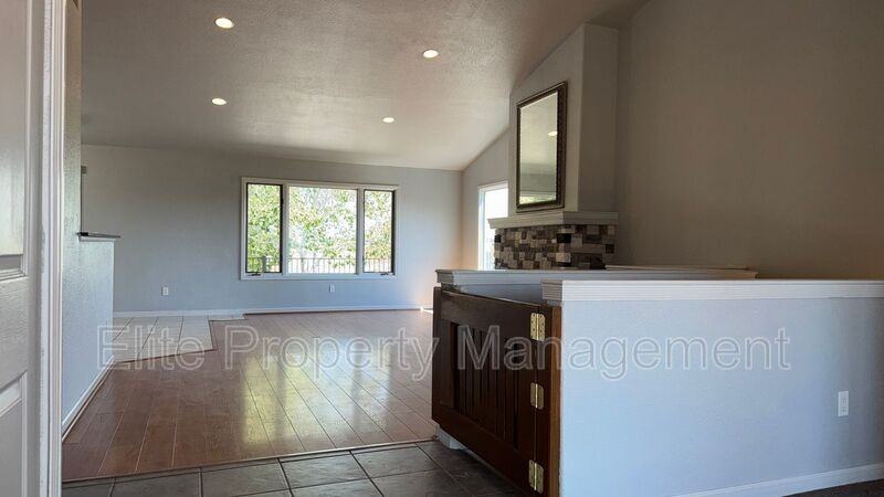 629 W Kenosha Dr - Photo 5 of 31