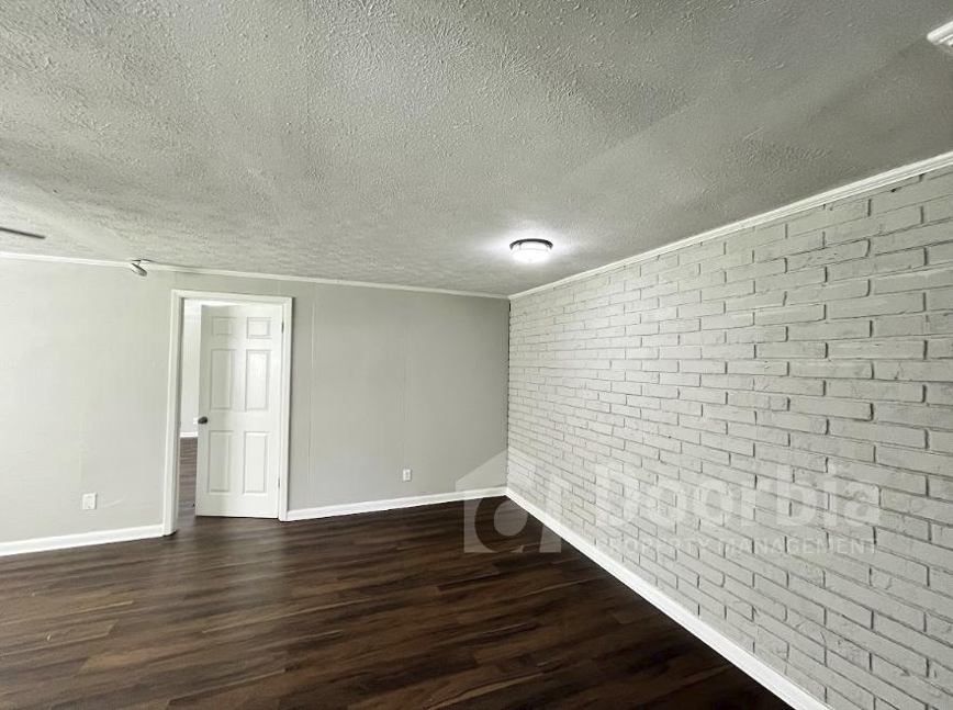 6314 Fabian Dr - Photo 4 of 10