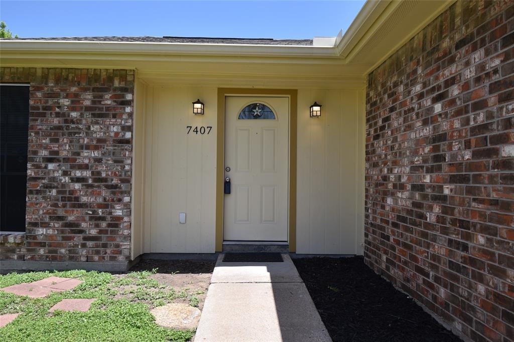 7407 Cortes Dr - Photo 3 of 30