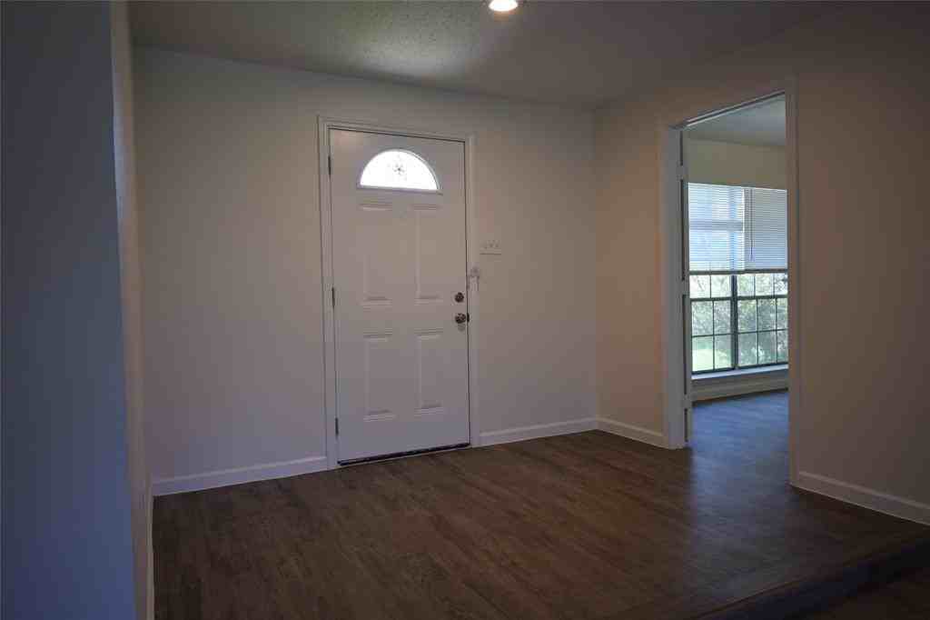 7407 Cortes Dr - Photo 4 of 30