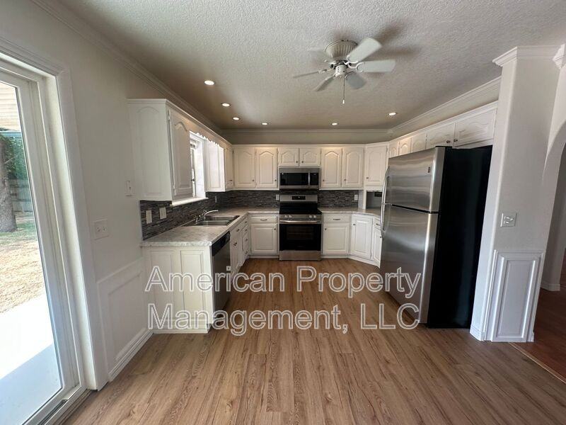 3812 S Dogwood Ave - Photo 3 of 22
