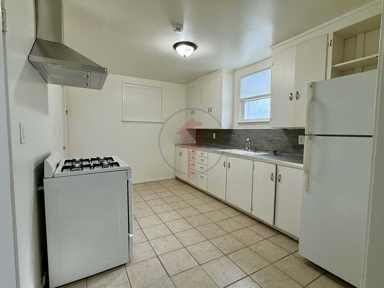492 E Utah Ave - Photo 3 of 11