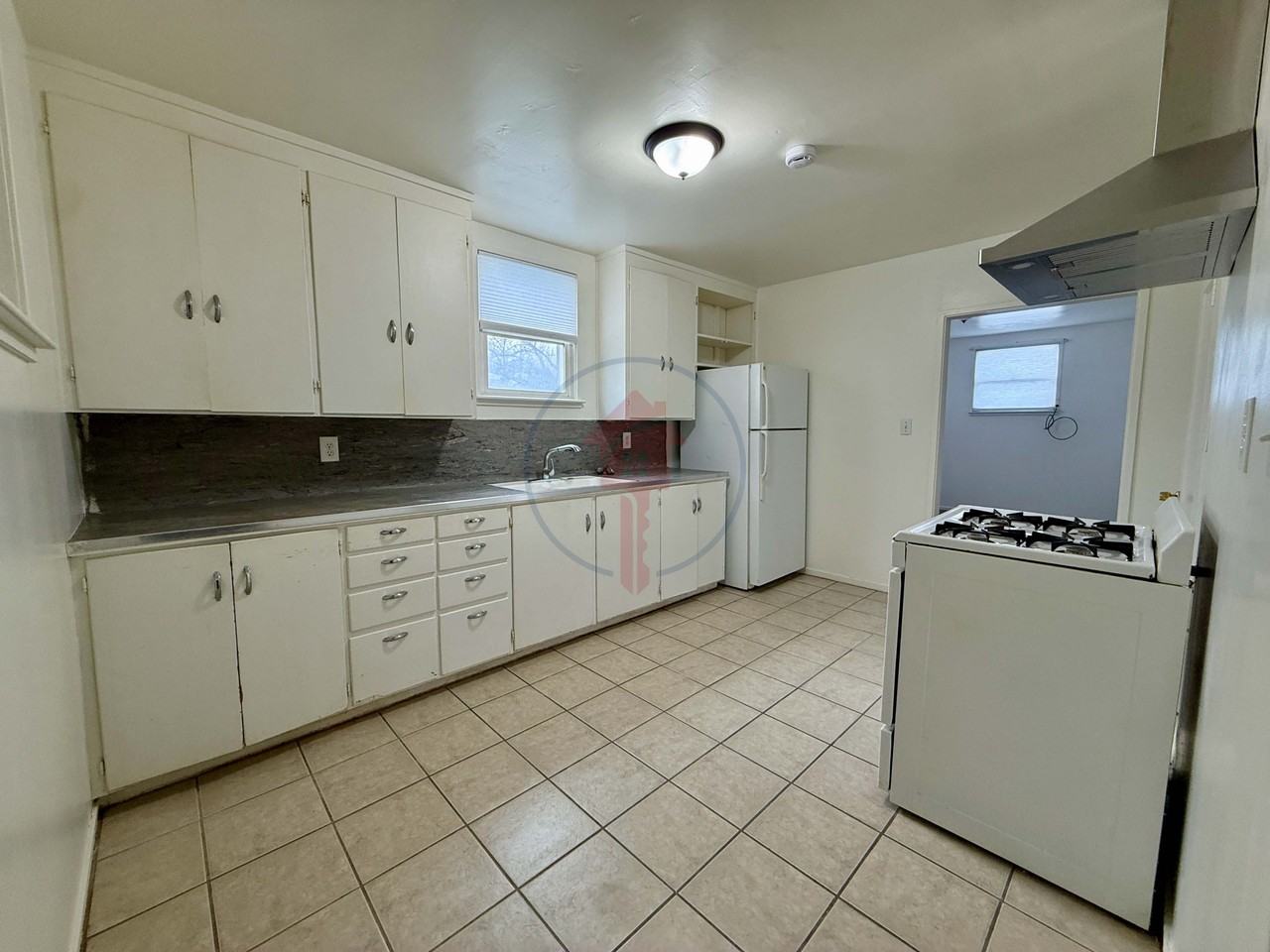 492 E Utah Ave - Photo 4 of 11