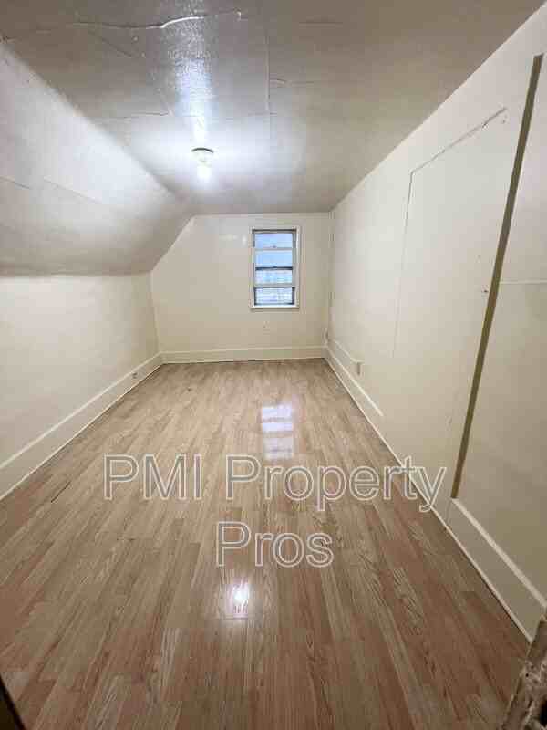 2217A S 19th St - Photo 2 of 4