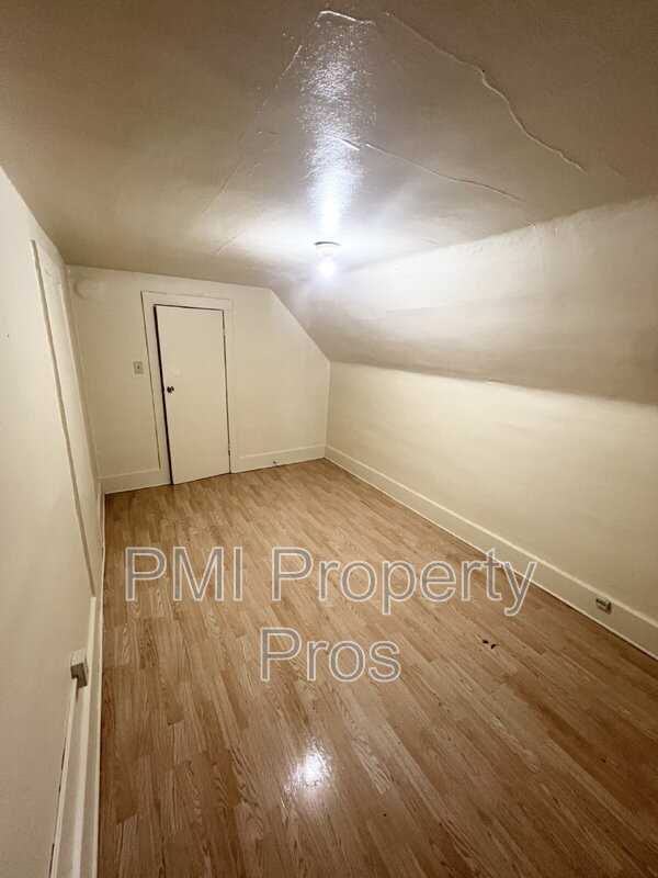 2217A S 19th St - Photo 3 of 4