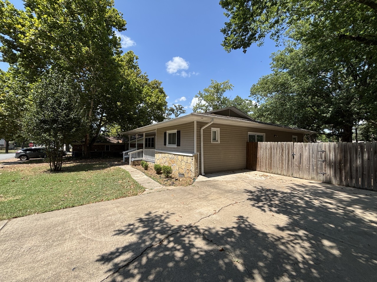 304 E Locust St - Photo 2 of 23