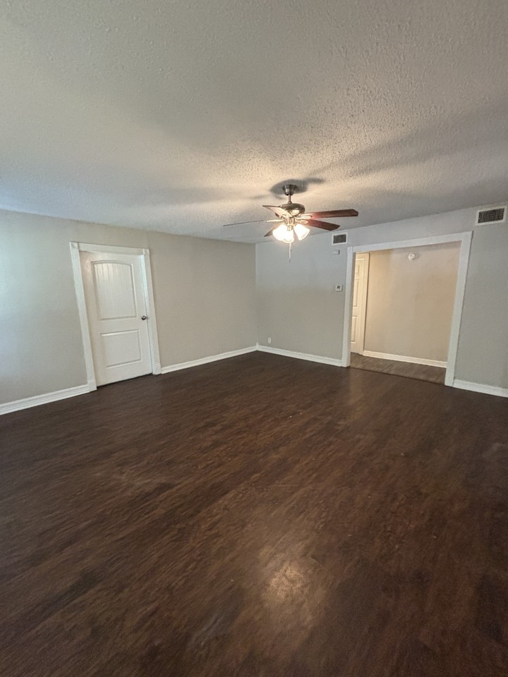 304 E Locust St - Photo 3 of 23