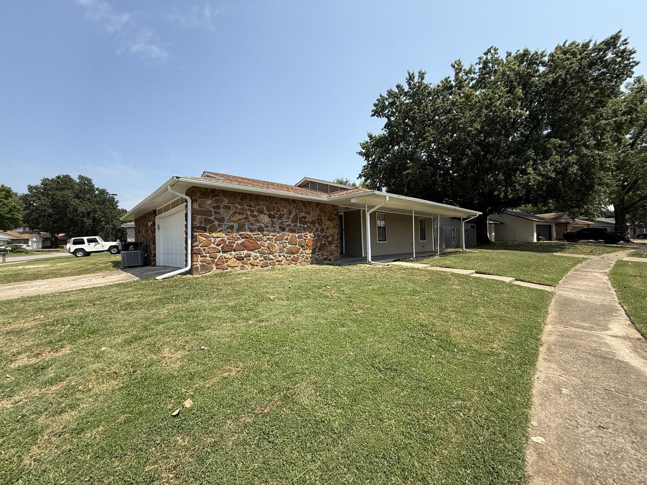 1237 N Ironwood Pl - Photo 2 of 16