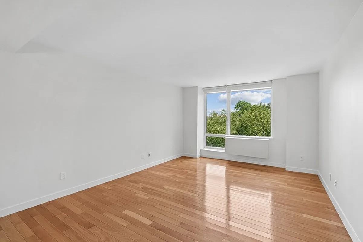 3260 Henry Hudson Pkwy - Photo 4 of 9