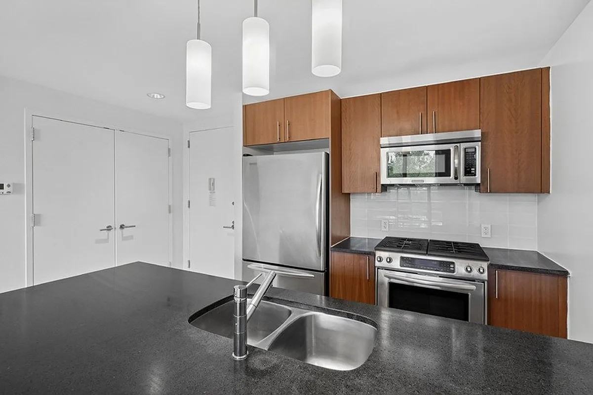 3260 Henry Hudson Pkwy - Photo 7 of 9