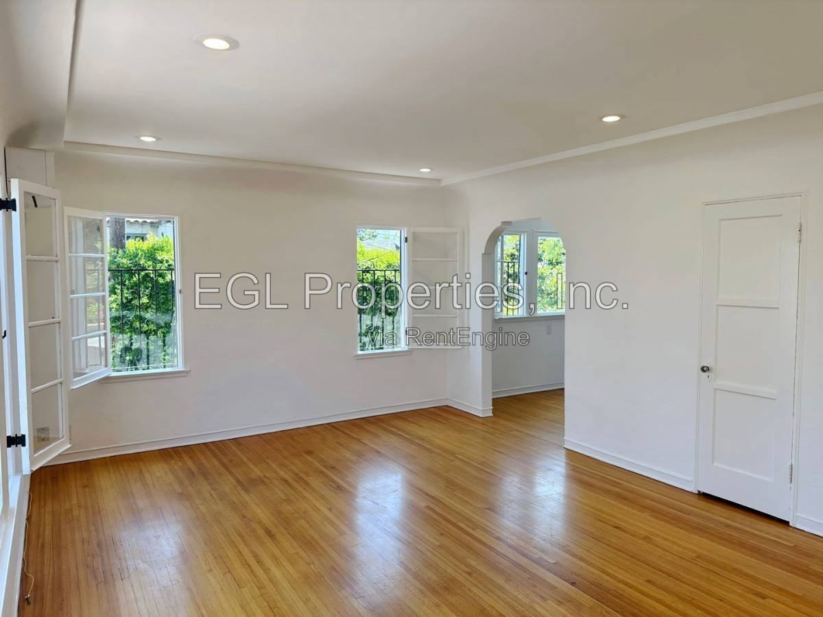 1016 1 2 S Crescent Heights Blvd - Photo 3 of 10