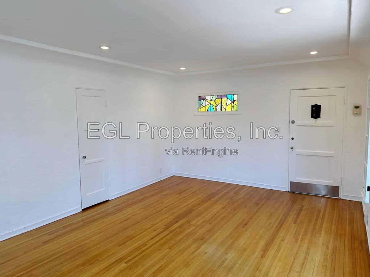 1016 1 2 S Crescent Heights Blvd - Photo 5 of 10