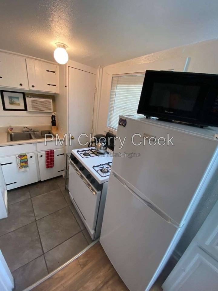1726 N Franklin St #B - Photo 3 of 6