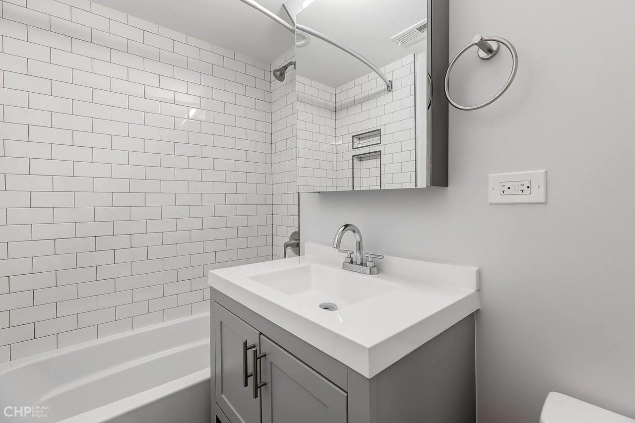 1604 W Waveland Ave #1 - Photo 2 of 8