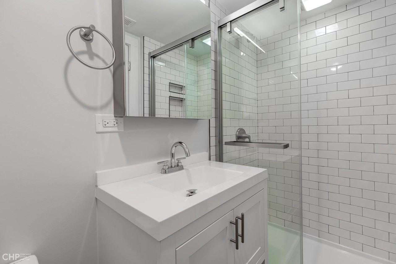 1604 W Waveland Ave #1 - Photo 6 of 8