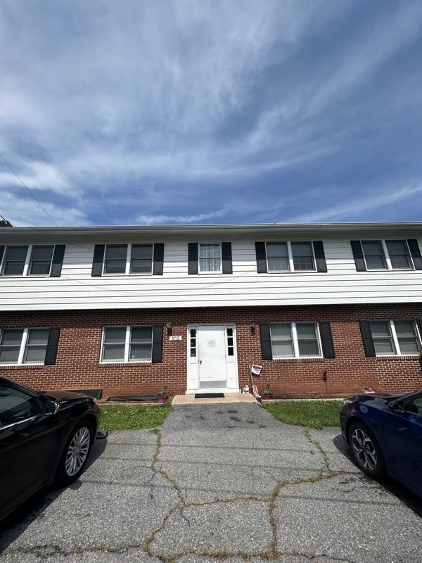 302 Hillside Dr - Photo 2 of 20