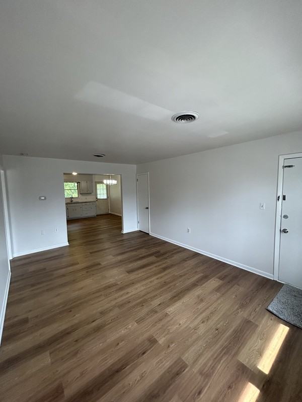 302 Hillside Dr - Photo 4 of 20