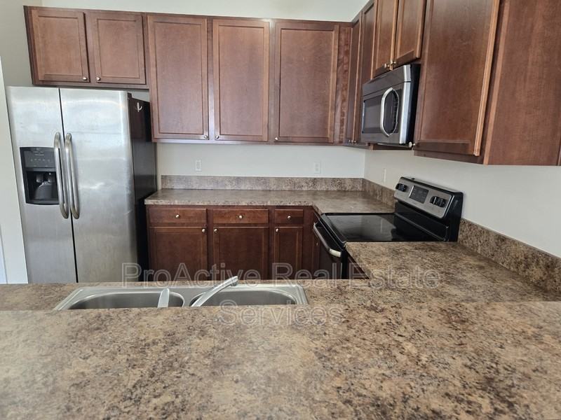 2424 Chancery Ln - Photo 7 of 21