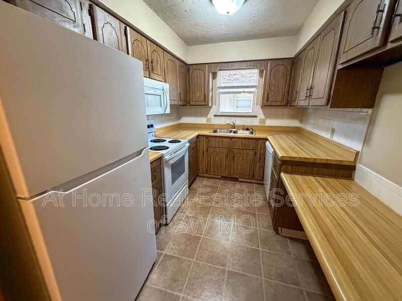 3304 E Portland St #B - Photo 4 of 10