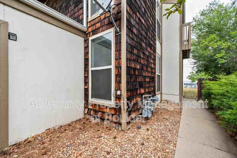 3257 Stanford Ave - Photo 3 of 20
