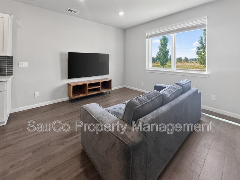 7729 Se Kinnaman St - Photo 2 of 15