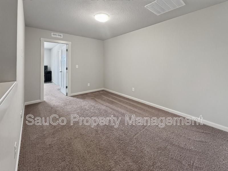 7729 Se Kinnaman St - Photo 4 of 15