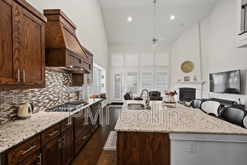 8701 Fairway Ln - Photo 4 of 44