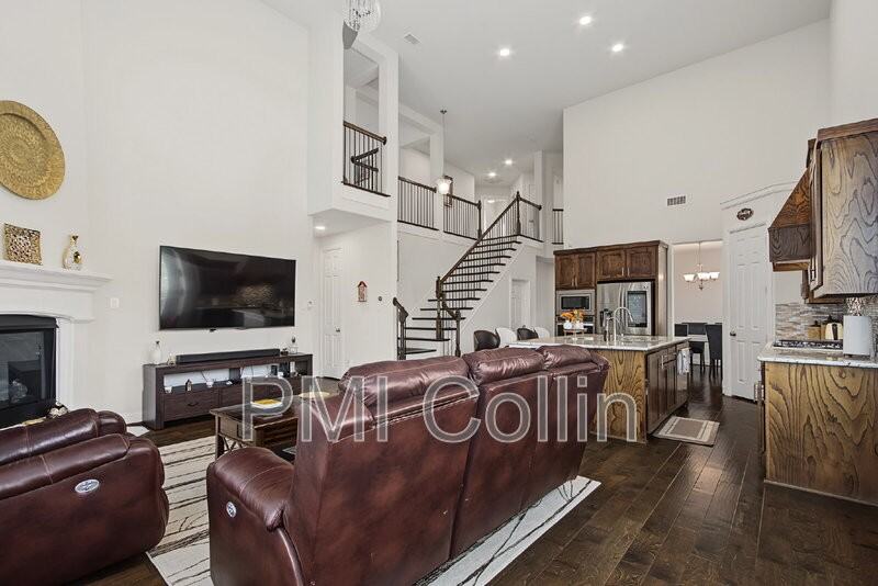 8701 Fairway Ln - Photo 5 of 44