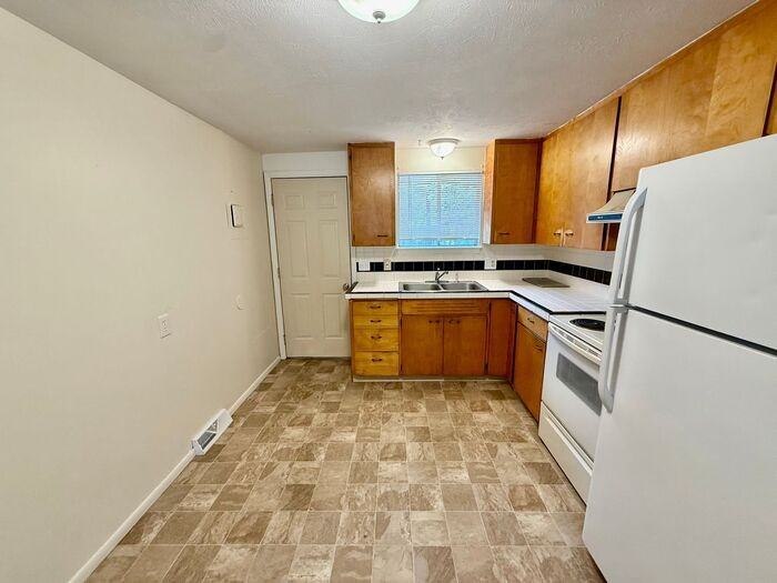 1083 Winona Dr - Photo 7 of 21